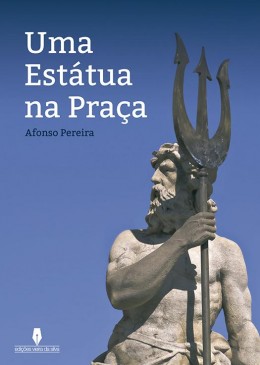 Uma estátua na praça 